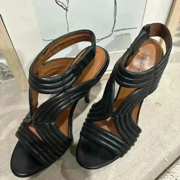 Elizabeth and James E-Star Stiletto Platform Black
Leather Heels Size 6.5B - Picture 3 of 9